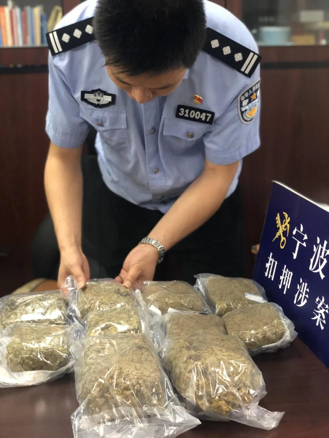 国际禁毒日还敢走私毒品，胆子真大!